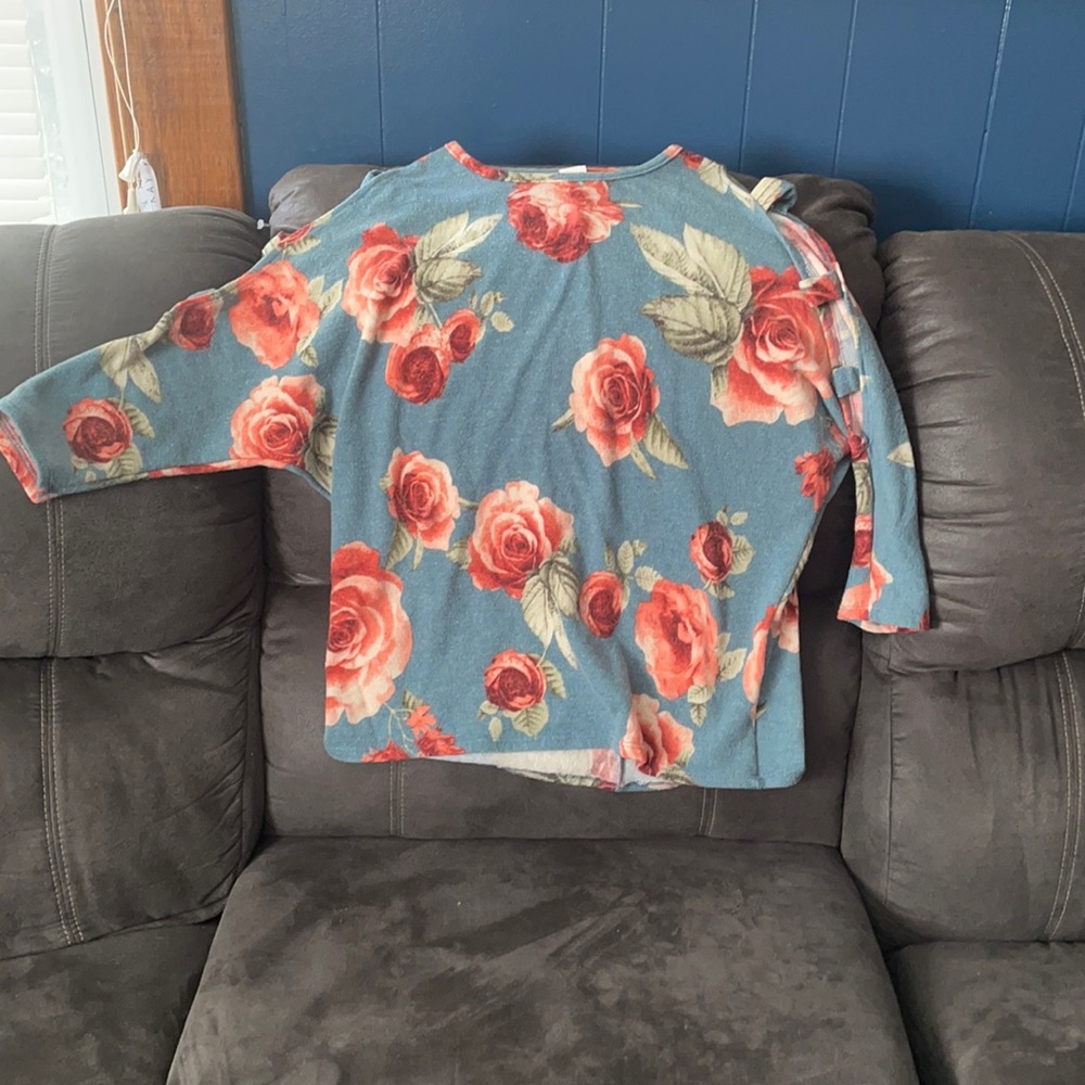 Medium sweater material three quarter shirt.